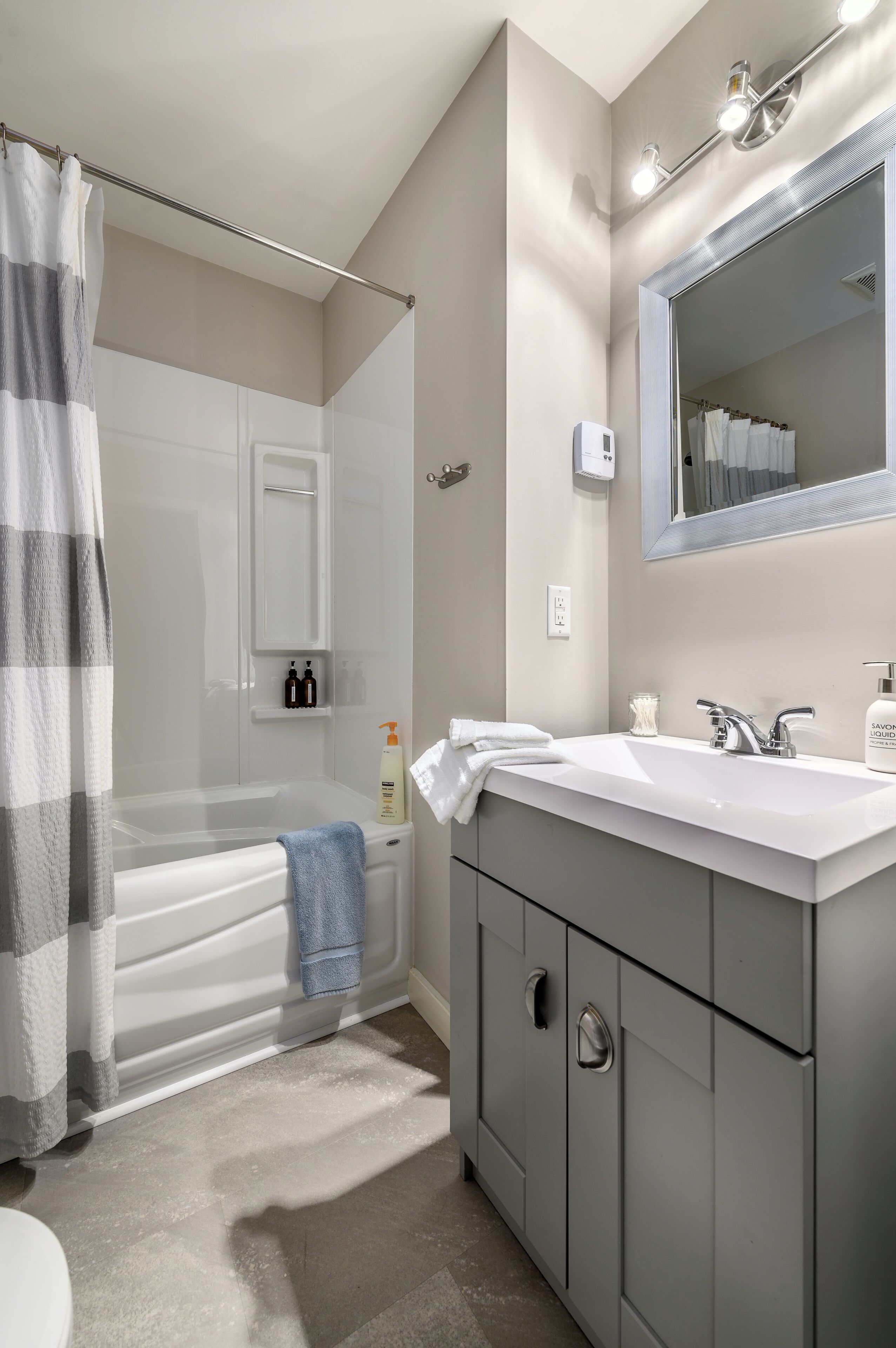 Secadora de cabello, toallas, jabón, shampoo 