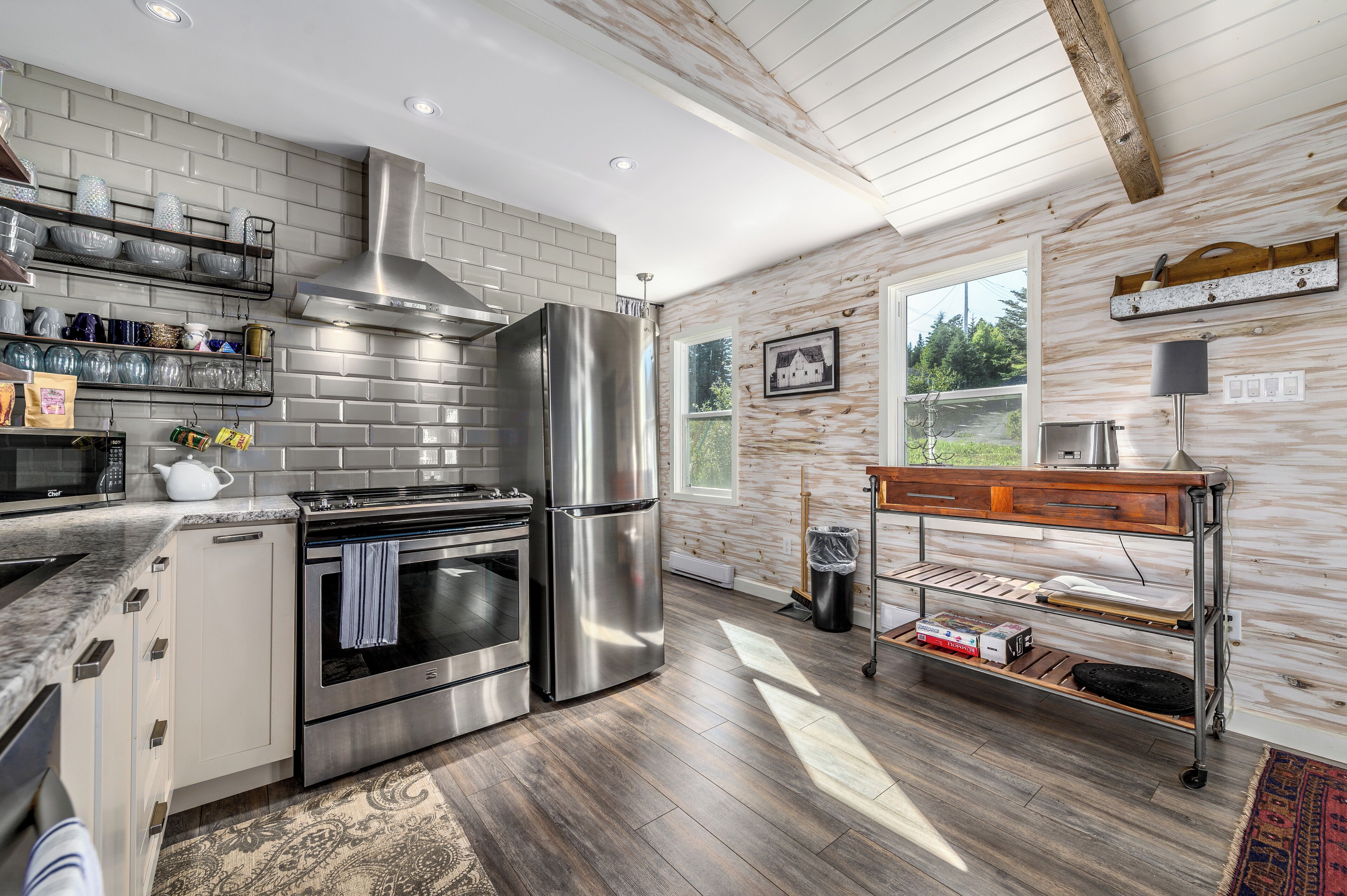 Frigorifero, microonde, forno, piano cottura