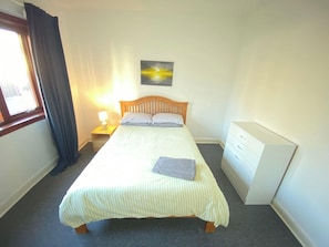 Apartament | 3 dormitoris, planxa i posts de planxar, wifi gratuïta i roba de llit 
