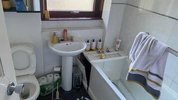 Apartment | Bathroom | Combined shower/bathtub, deep-soaking bathtub, hair dryer, towels