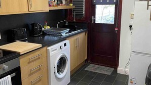 Een koelkast, een microgolfoven, een oven, een kookplaat