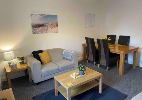 6 Guests - Parking - Patio - Near Coast