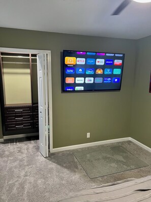 3 habitaciones, tabla de planchar con plancha, wifi y ropa de cama