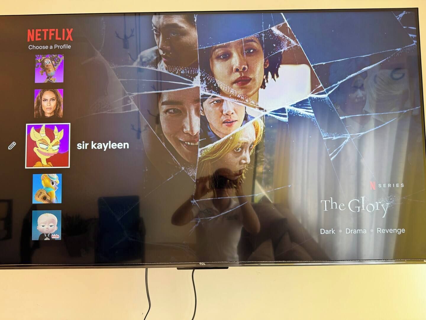 Una pantalla de televisión mostrando un perfil de Netflix con el nombre “sir kayleen” y la serie “The Glory” listada como Oscura, Drama, Venganza.