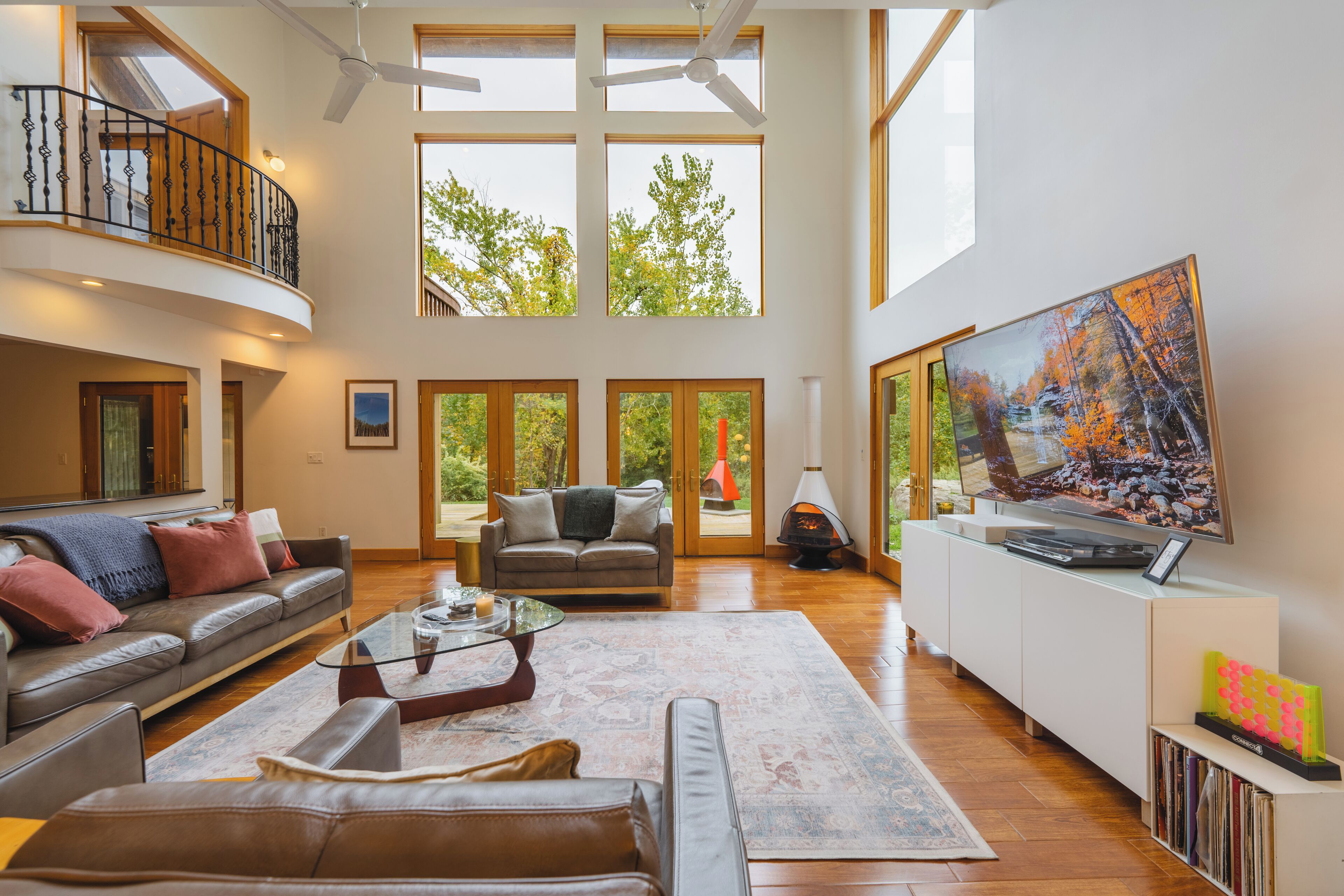 Älytelevisio, takka, videopelejä, kirjoja