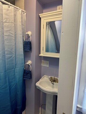 غرفة - سرير كبير - لغير المدخنين | حمام | مجففات شعر، مناشف، صابون، شامبو