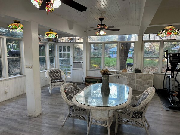 21-inch TV with digital channels, Netflix, Hulu - Inn on Fox Meadow (Gaithersburg)