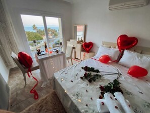 Suite Studio Élite, vue mer | Minibar, bureau, espace de travail pour ordinateur portable