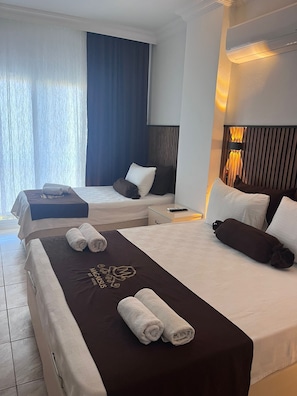 Tremannsrom – deluxe | Minibar, skrivebord, skrivebord for bærbar PC og rullestolvennlig