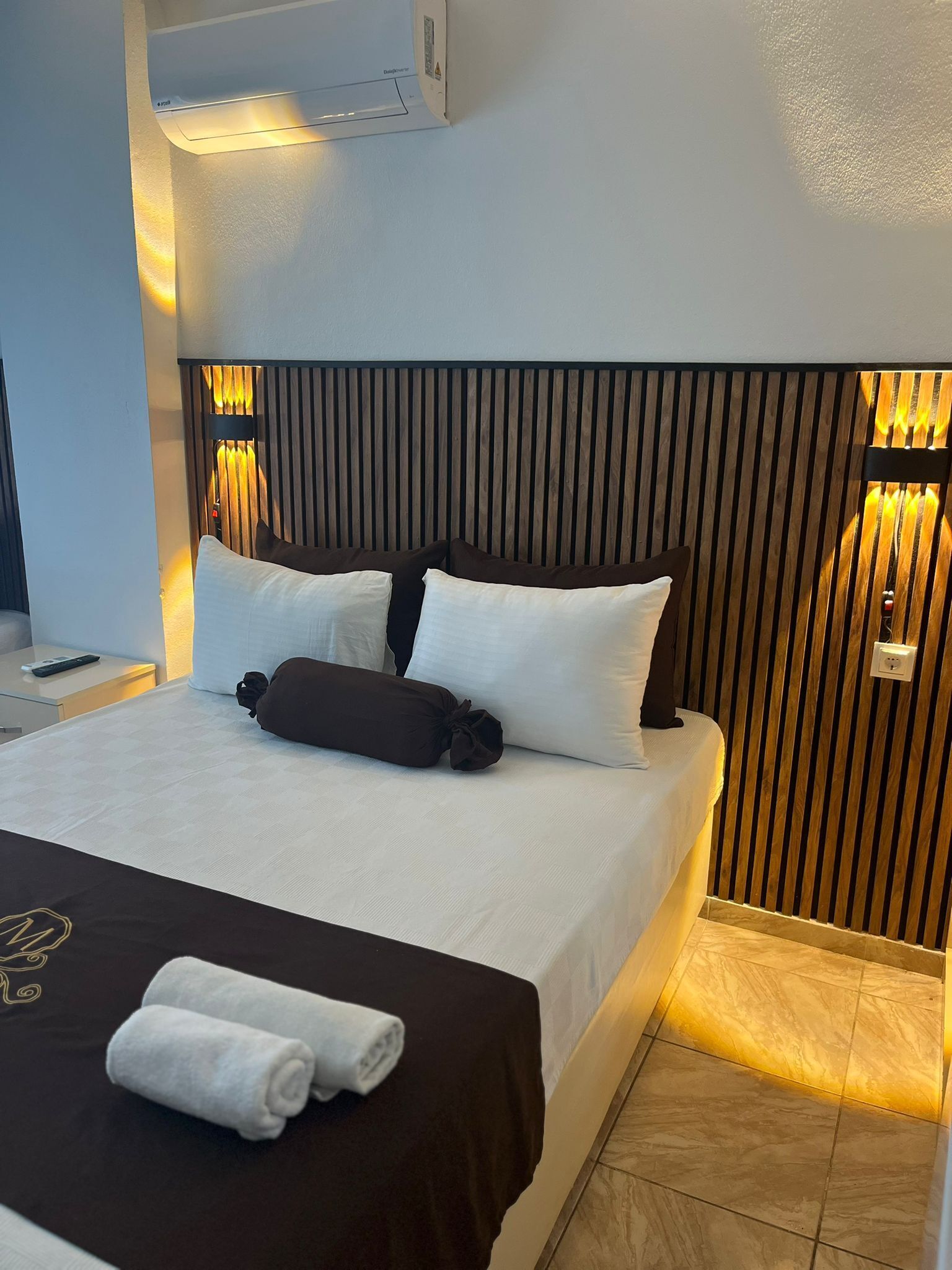 Minibar, desk, laptop workspace, wheelchair access