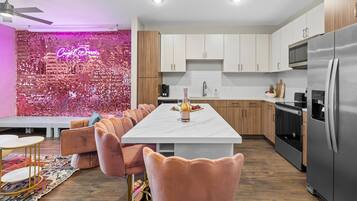 Refrigerador, microondas, horno, placa de cocina