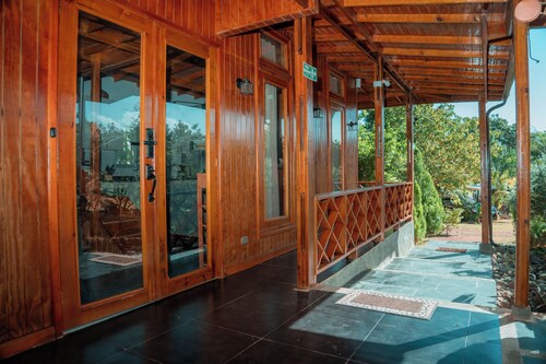 Cozy/upscale  3-bedroom cabin surrounded by nature in enchanting San Andres.