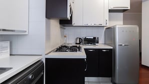 Kühlschrank, Mikrowelle, Ofen, Herdplatte
