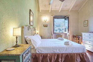 5 bedrooms, iron/ironing board, free WiFi, bed sheets