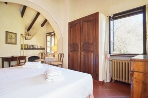 5 bedrooms, iron/ironing board, free WiFi, bed sheets