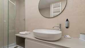 Ducha, secador de pelo, bidet, toallas