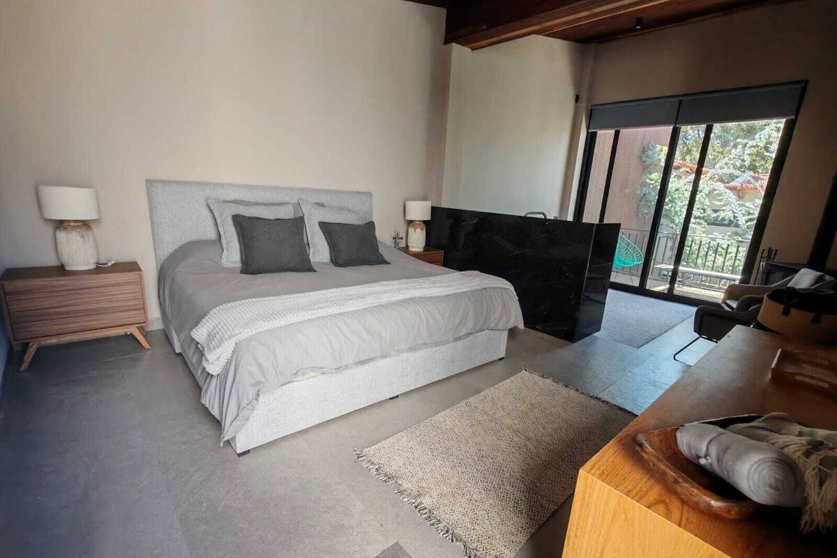 Studiosuite – exclusive, 1 kingsize-seng med sovesofa (1) | Safe på rommet og wi-fi (inkludert)