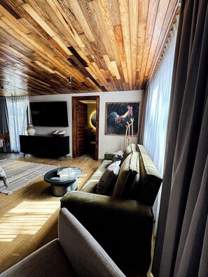 Junior Room | In-room safe, free WiFi, bed sheets