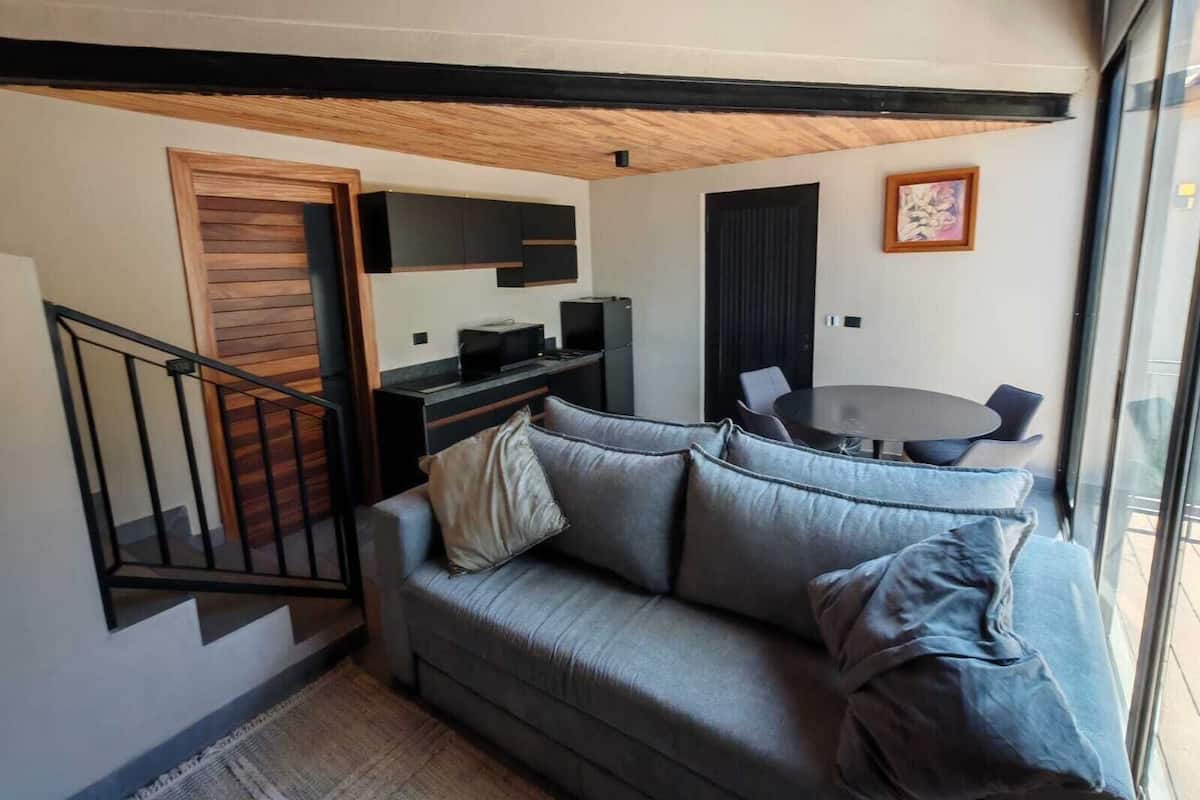Studiosuite – exclusive, 1 kingsize-seng med sovesofa | Oppholdsområde | En 75-tommers smart-TV med kabel-kanaler