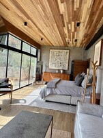 Kamar Bulan Madu | Area keluarga | Smart TV 75-inci dengan saluran TV kabel