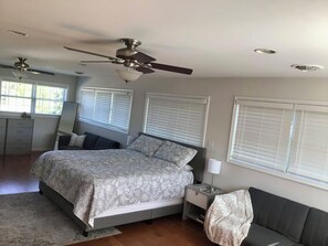 5 bedrooms, iron/ironing board, WiFi, bed sheets - Spacious 5-bedroom house in delightful State College 3 miles to Beaver Stadium (State College)