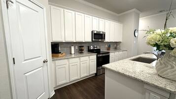 KylskÄp, mikrovÄgsugn, ugn och spishÀll