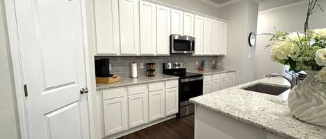 Réfrigérateur, four à micro-ondes, un four, surface de cuisson