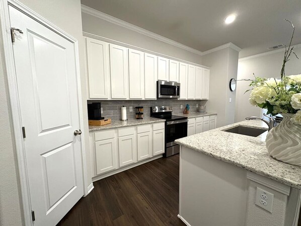 Kylskåp, mikrovågsugn, ugn och spishäll