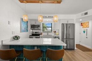 Réfrigérateur, four à micro-ondes, un four, surface de cuisson