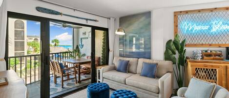 Smart-TV, bøker og stereoanlegg