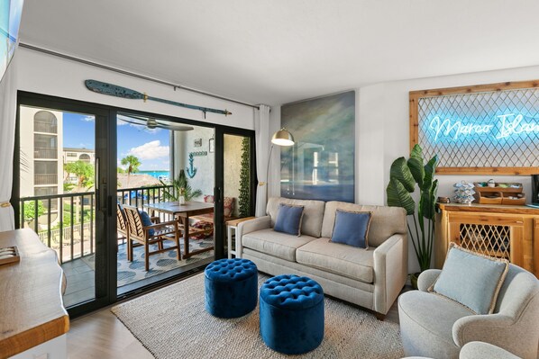 Smart TV, libros y estéreo 