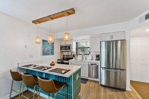 Kylskåp, mikrovågsugn, ugn och spishäll