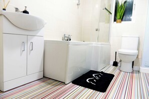 Sèche-cheveux, serviettes fournies, savon, papier toilette