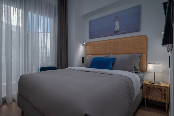 1 sovrum, värdeförvaringsskåp på rummet och skrivbord