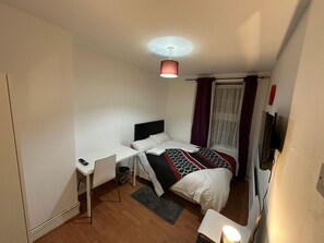 1 quarto, escrivaninha, ferros/tábuas de passar roupa, Wi-Fi