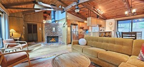 ハウス シングルベッド 2 台 (Puma 10) | リビング エリア