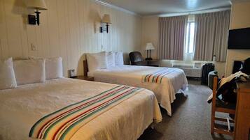 Escritorio, espacio para trabajar con laptop y wifi gratis