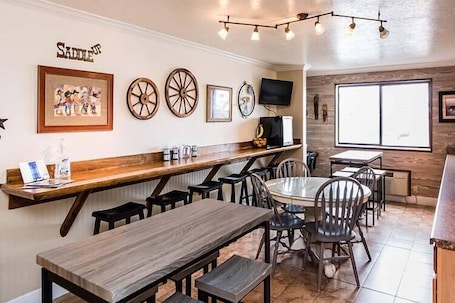 Free daily continental breakfast . Western Inn