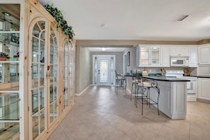 Apartamento familiar, vistas al mar | Cocina privada | Frigorífico grande, microondas, placa de cocina y utensilios de cocina