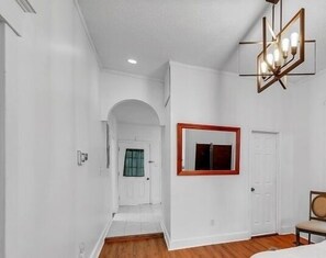 2 habitaciones, tabla de planchar con plancha, wifi y ropa de cama 
