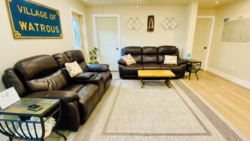 Älytelevisio, takka, kirjoja