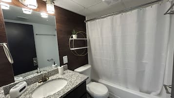 Serviettes fournies, savon, shampoing, papier toilette
