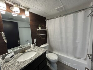 Toallas, jabón, shampoo, papel de baño 