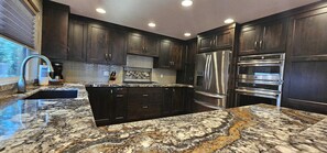 House, Multiple Beds (Acer 10) | Private kitchen