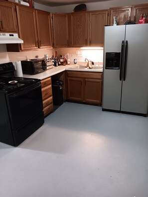 Een koelkast, een microgolfoven