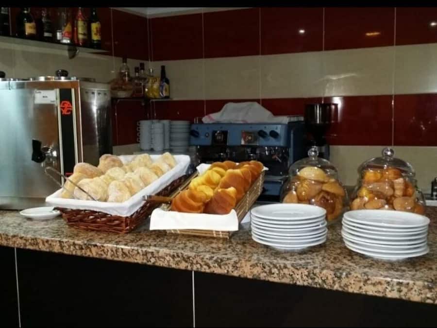 بوفيه فطور مجانًا يوميًا