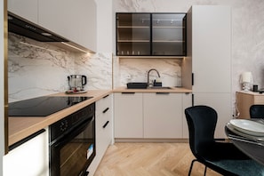 Réfrigérateur, un four, surface de cuisson, lave-vaisselle