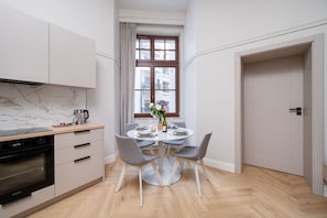 Fridge, oven, stovetop, dishwasher