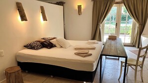 5 soverom, skrivebord, strykejern/-brett og reiseseng for barn