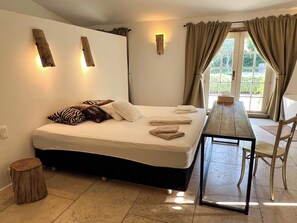 5 chambres, bureau, fer et planche à repasser, lit parapluie